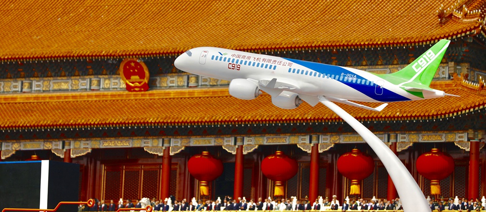 C919大型客機模型亮相新中國成立70周年慶?；顒?dòng).jpg