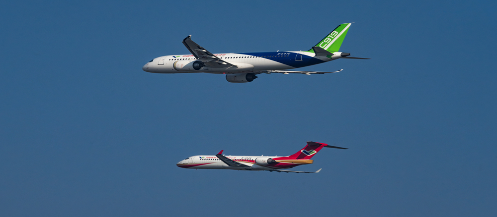 C919飛機首次飛抵拉薩，與正在進(jìn)行演示飛行的ARJ21飛機相聚在“世界屋脊”青藏高原_副本.jpg